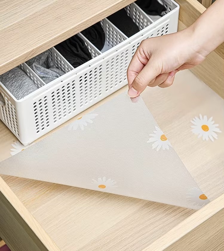Daisy Drawer Mat      Japanese Paper Household accessories cabinets waterproof lining pads roll Kitchen drawers wardrobes mildew proof grease stickers underlay liners mats white with yellow daisies