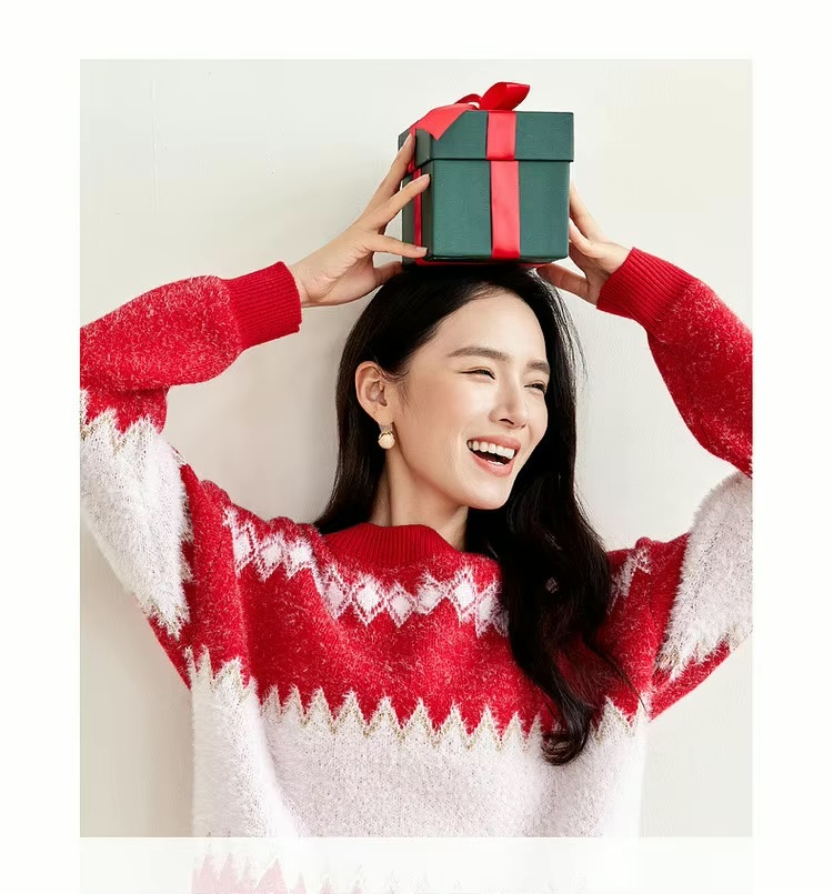 Crewneck Splice Sweater    Women's loose Argyle knit crew neck long sleeves sweater for woman in red and white Warm Christmas Winter womens spliced knitwear round O-neck petite-, tall-, plus-, size striped Pullovers #W44E57266