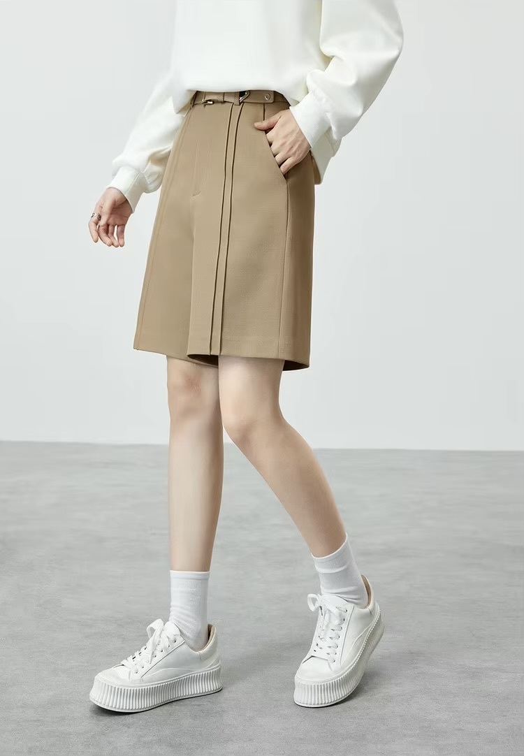 Casual Short Pants khaki   Women’s knee length pleated zipper latch close high rise elastic waist Pant with leather belt and slant pockets  and back slit slant pocket for woman Office Lady womens wfh workwear petite-, tall-, plus-, size closure straight loose fit Fashion Trousers tan light brown pleats shorts #143K55653