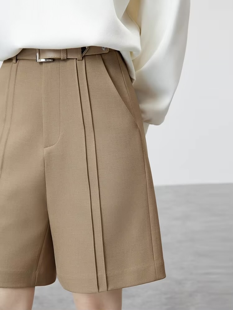 Casual Short Pants khaki   Women’s knee length pleated zipper latch close high rise elastic waist Pant with leather belt and slant pockets  and back slit slant pocket for woman Office Lady womens wfh workwear petite-, tall-, plus-, size closure straight loose fit Fashion Trousers tan light brown pleats shorts #143K55653