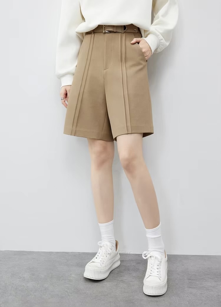 Casual Short Pants khaki   Women’s knee length pleated zipper latch close high rise elastic waist Pant with leather belt and slant pockets  and back slit slant pocket for woman Office Lady womens wfh workwear petite-, tall-, plus-, size closure straight loose fit Fashion Trousers tan light brown pleats shorts #143K55653