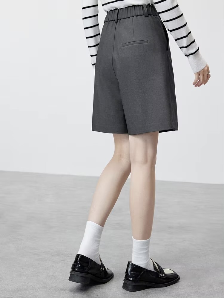 Casual Short Pants   Women’s knee length pleated zipper latch close high rise elastic waist Pant with leather belt and slant pockets  and back slit slant pocket for woman in Gray womens Office Lady wfh workwear petite-, tall-, plus-, size closure straight loose fit Fashion Trousers grey pleats shorts #143K55653