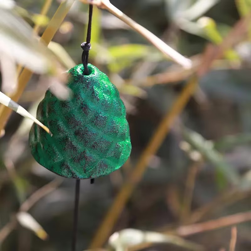 Cast Iron Metal Wind Chime  Japanese style Household camping wall tree patio decoration Pine cones iron art scenic gift Pendant hanging outdoors garden chimes ornaments in green
