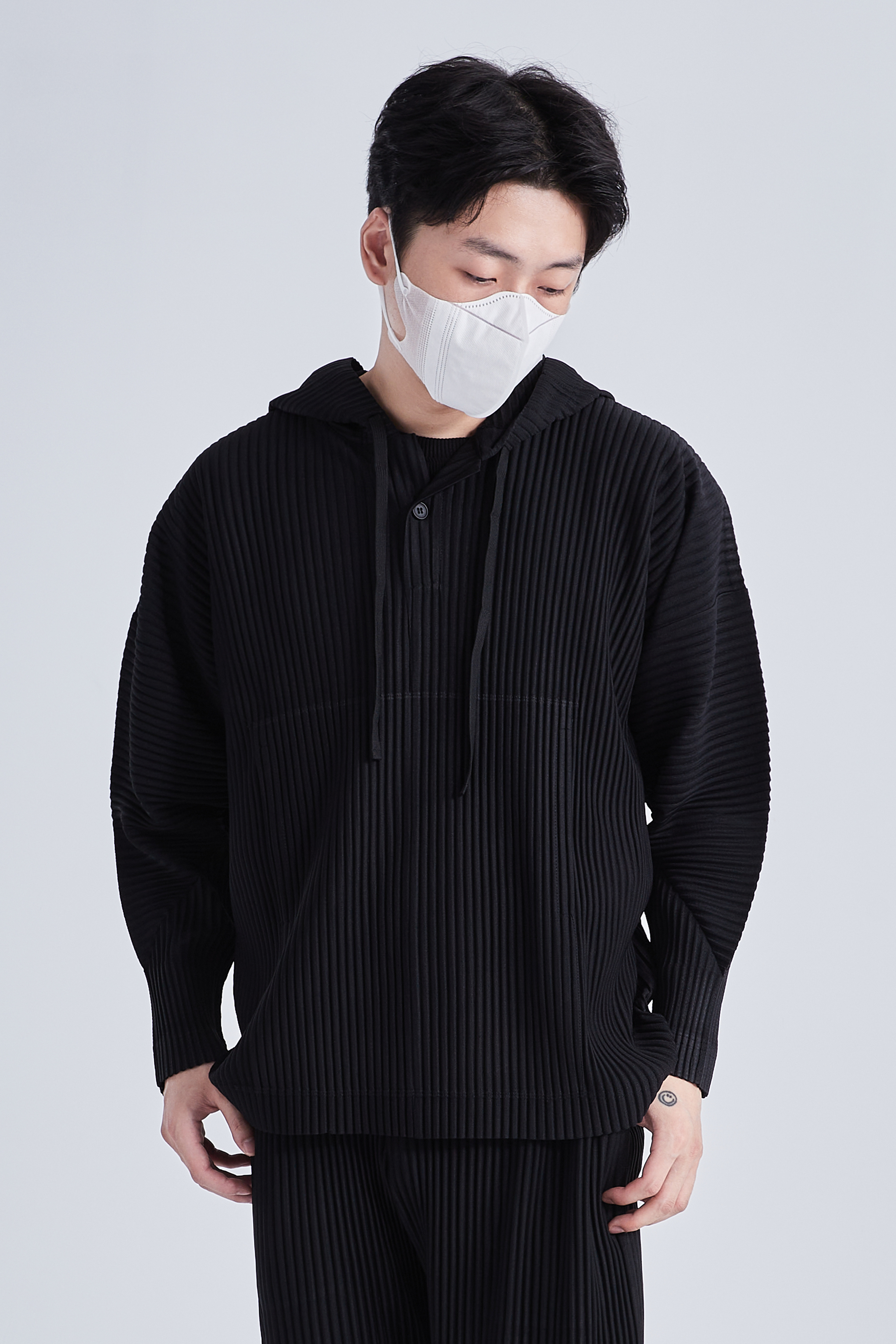 Pleated Hooded Sweatshirt black   miteigi Homme Plissé Issey Miyake Men's Ribbed drawcords Long Sleeves Casual Loose Fitting Top with American Japanese Version fitness sport Tops activewear sports Sweatshirts for Man Plus size drawstrings hoodie mens Fashionable sportswear