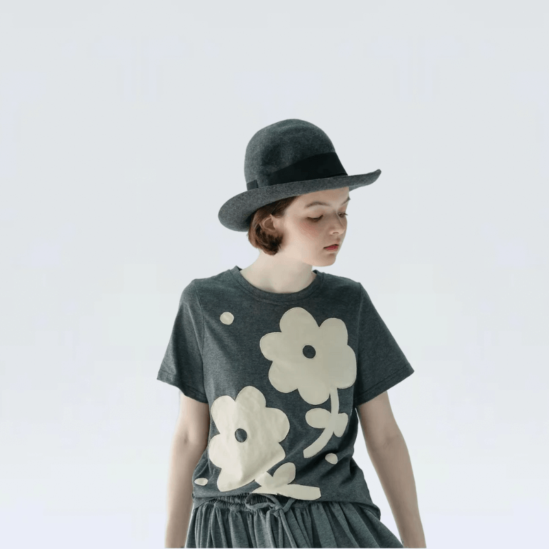Floral Crewneck T-Shirt gray    Women’s thin round O-neck short sleeves flower gray cotton T-shirts for woman in grey  Womens Spring Summer crew neck fashion flowers petals petite-, plus-, tall- size style #234141