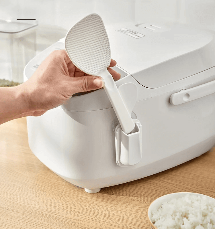 Japanese Style Seamless Suction Cup Rice Spoon Holder Kitchen Storage Rack Plastic Rice Spoon Organizers in white