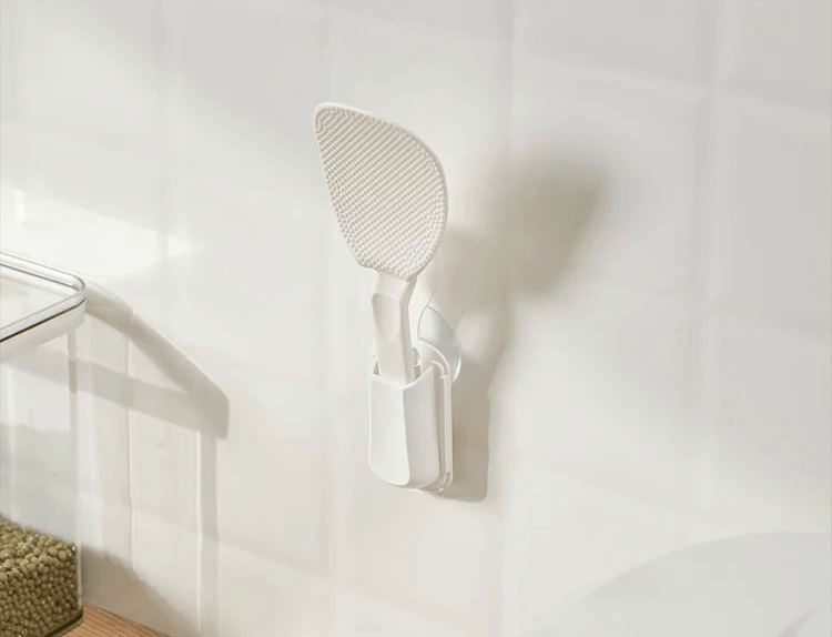 Japanese Style Seamless Suction Cup Rice Spoon Holder Kitchen Storage Rack Plastic Rice Spoon Organizers in white