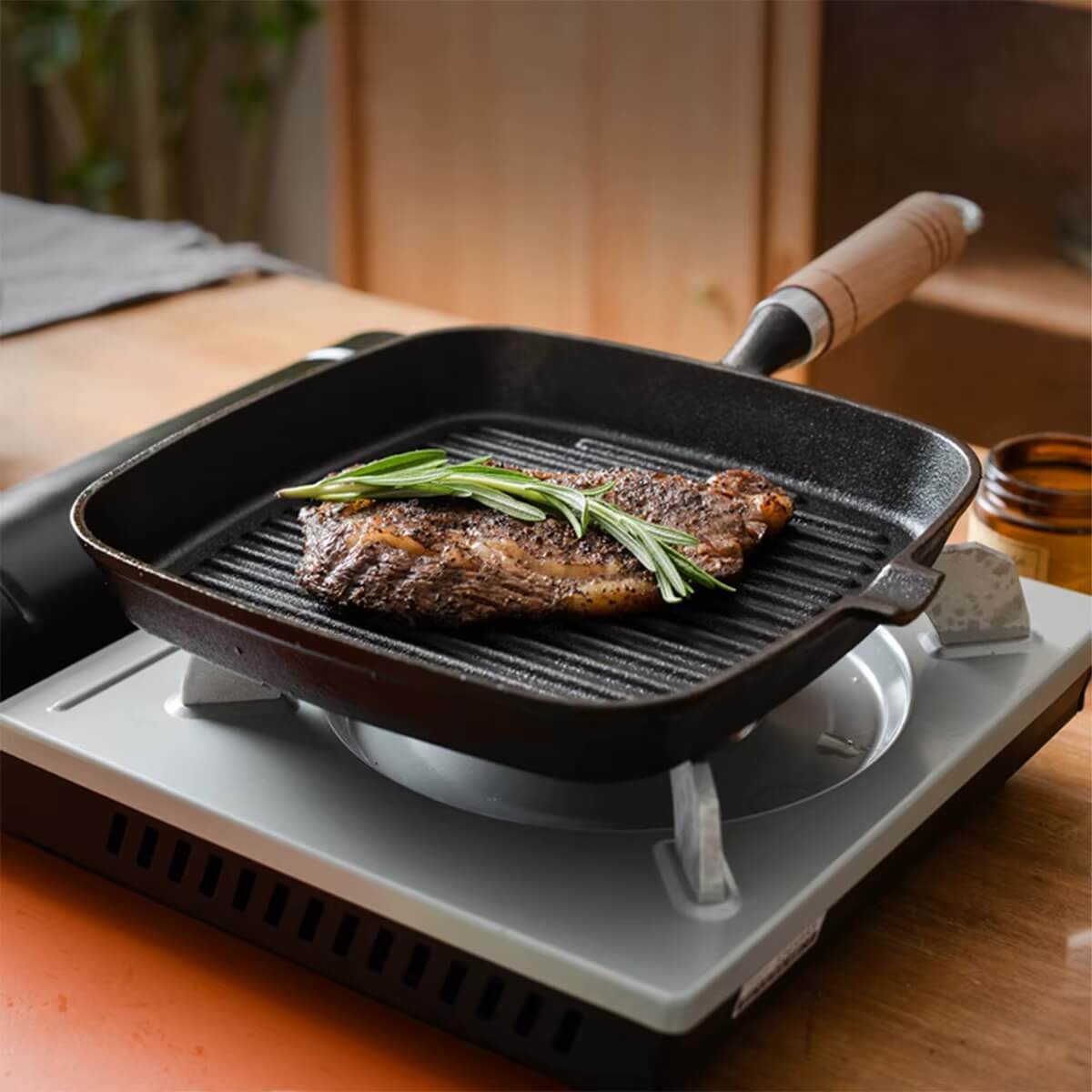 Cast Iron Griddle Frying Pan Uncoated non-stick cooking pots Home kitchen Cookware 24cm Steak frying pans miteigi mi festival gig gear Camping Bbq Barbecue cookware with hang hook in charcoal gray grey wood 