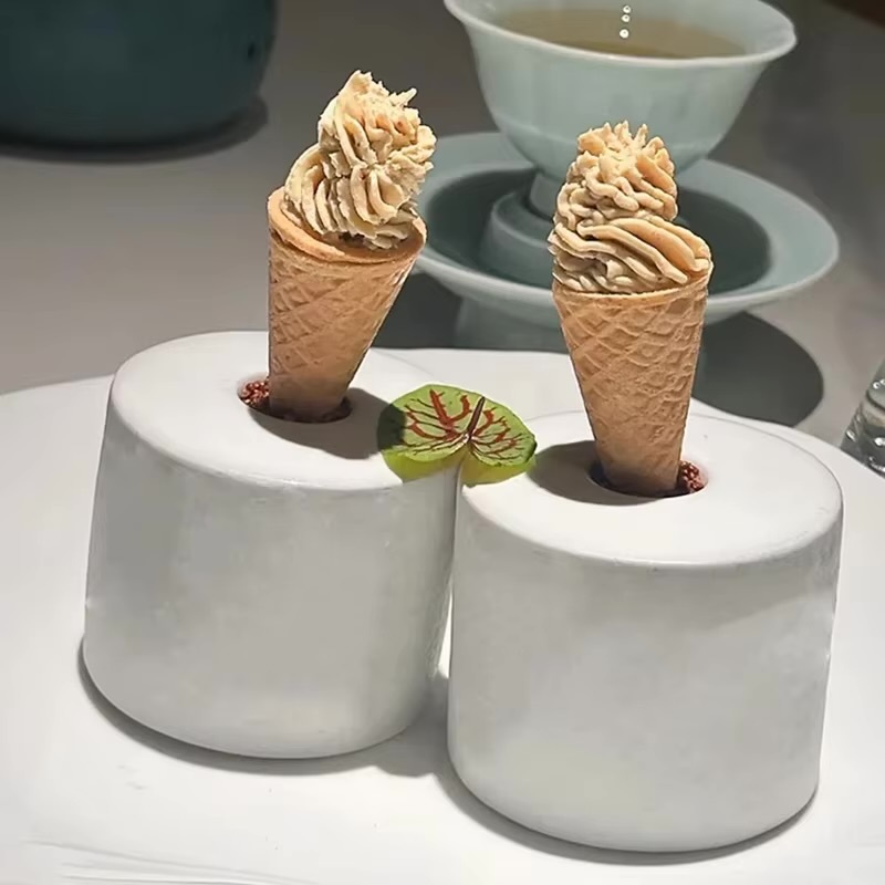 Pure White Ceramic Dessert Dish Creative Sweet Cone Holder Cylindrical Snack Sushi Dishes Kitchen Decoration Tray Restaurant Cooking Cuisine dinnerware Plates Molecular Cuisine Tableware Cones holders 