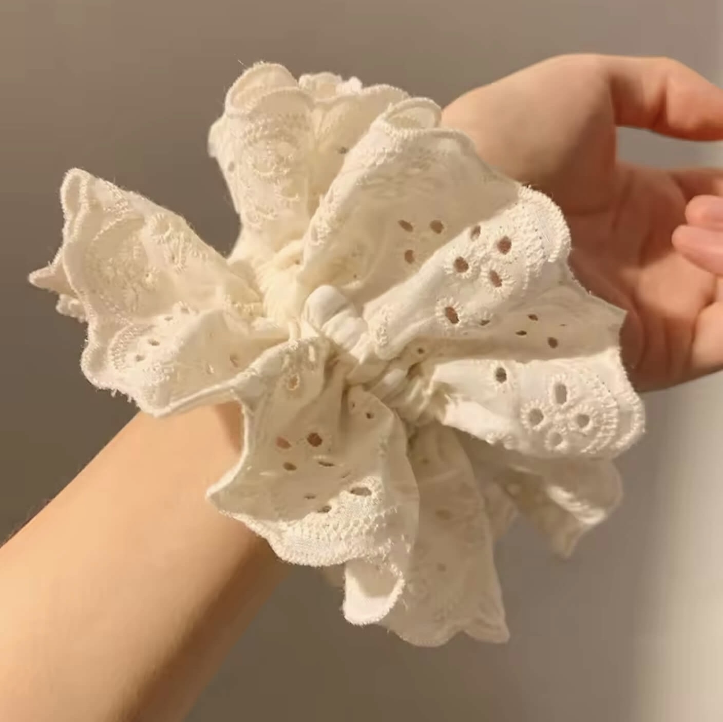 Lace Scrunchy  Women’s Boho Elastic hair bands ponytail holders for bohemian woman in cream-white Tie solid color hair hoop scrunchies Rubber bands Womens bohemia headwear hair-ring Indie style