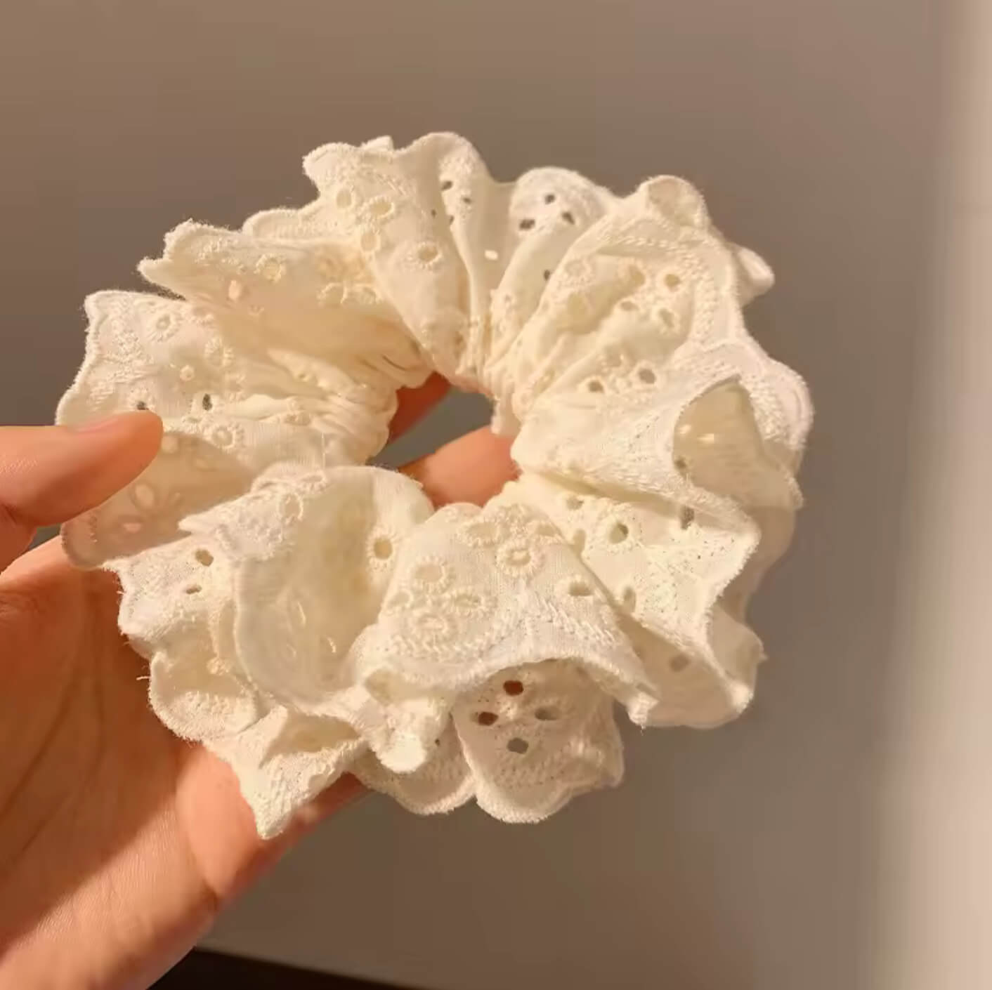 Lace Scrunchy  Women’s Boho Elastic hair bands ponytail holders for bohemian woman in cream-white Tie solid color hair hoop scrunchies Rubber bands Womens bohemia headwear hair-ring Indie style