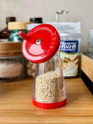 Japanese Plastic Container Sesame Seed Grinder Manual Sesame Mill Flaxseed Grinder for Rice Salads Noodles Home Kitchen Gadgets transparent with red color