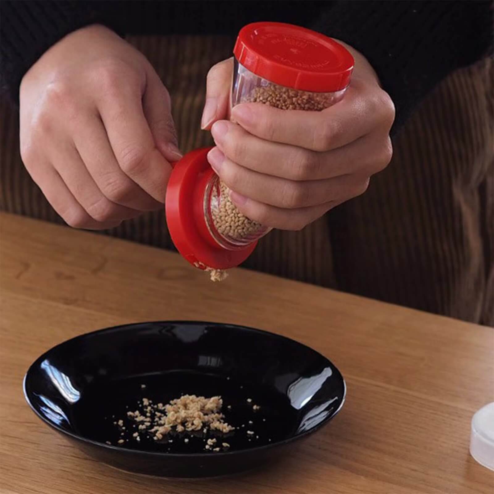Japanese Plastic Container Sesame Seed Grinder Manual Sesame Mill Flaxseed Grinder for Rice Salads Noodles Home Kitchen Gadgets transparent with red color