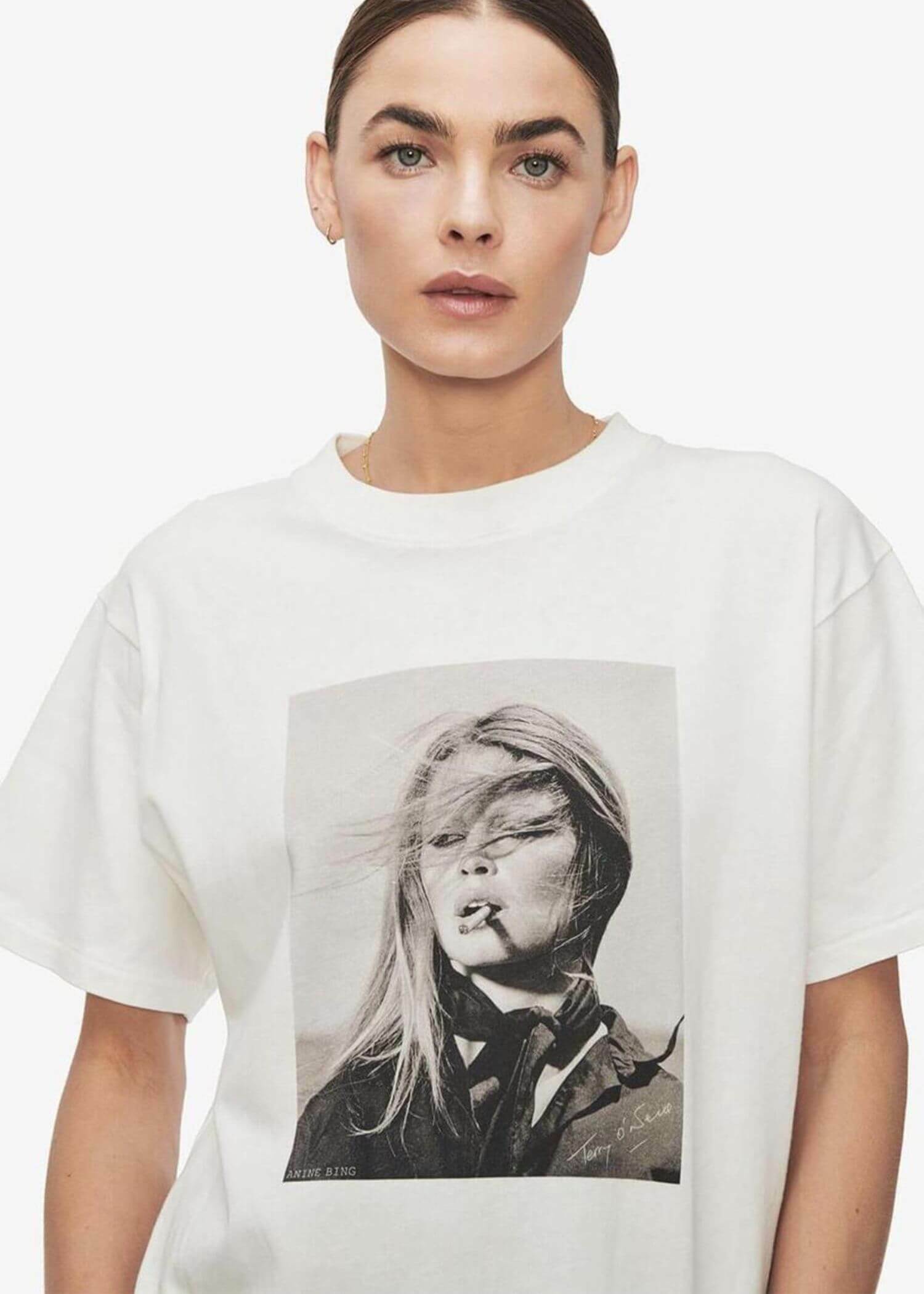 Crew Neck Capsule T-Shirt miteigi Women’s round o-neck petite size Tops Youthful Beauty Smoking Terry O'neill Portrait Short-sleeves Pure Cotton crewneck T-shirts for woman Spring Summer Fall Autumn womens fashion season clothes in white with black image