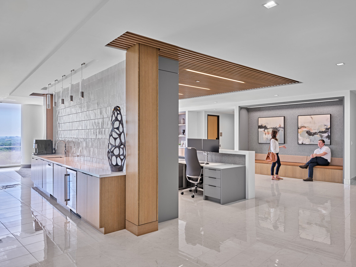 Employee lounge with hospitality counter, bench seating and collaborative workspace