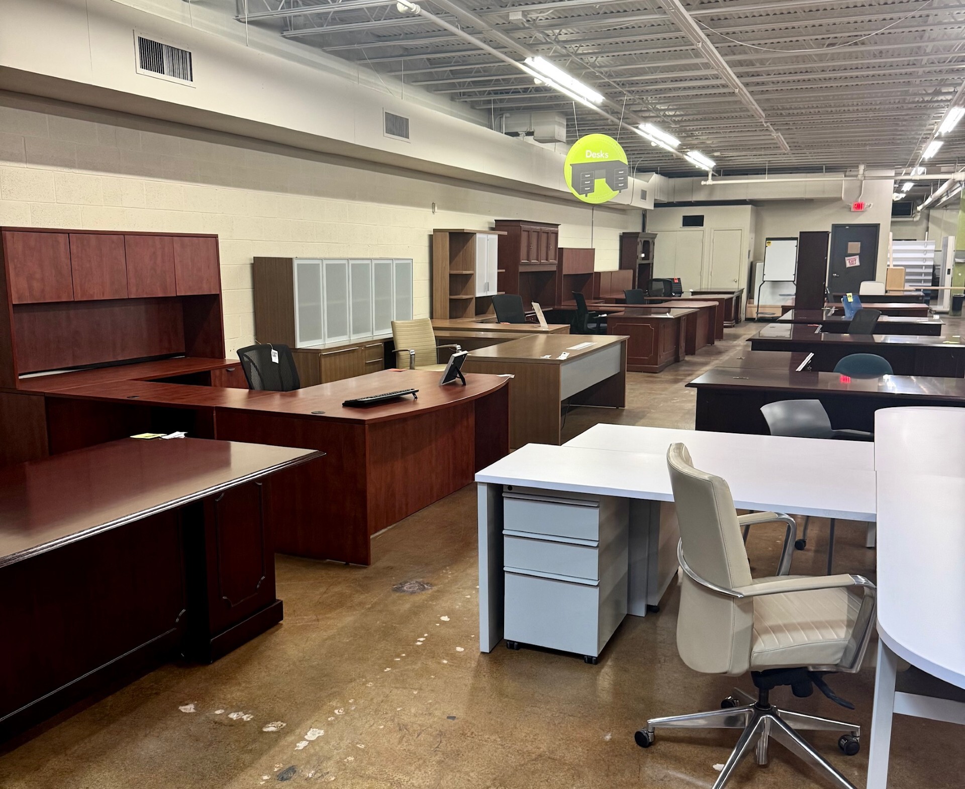 Office desks and workstations in St. Louis showroom