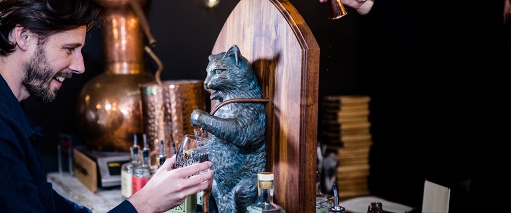 Puss & Mew pouring gin