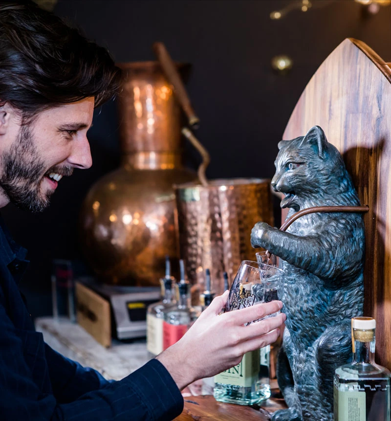 Puss & Mew pouring gin