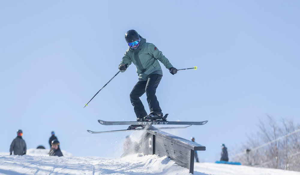 Elaina Krusiewski Skier Rail Kulkea