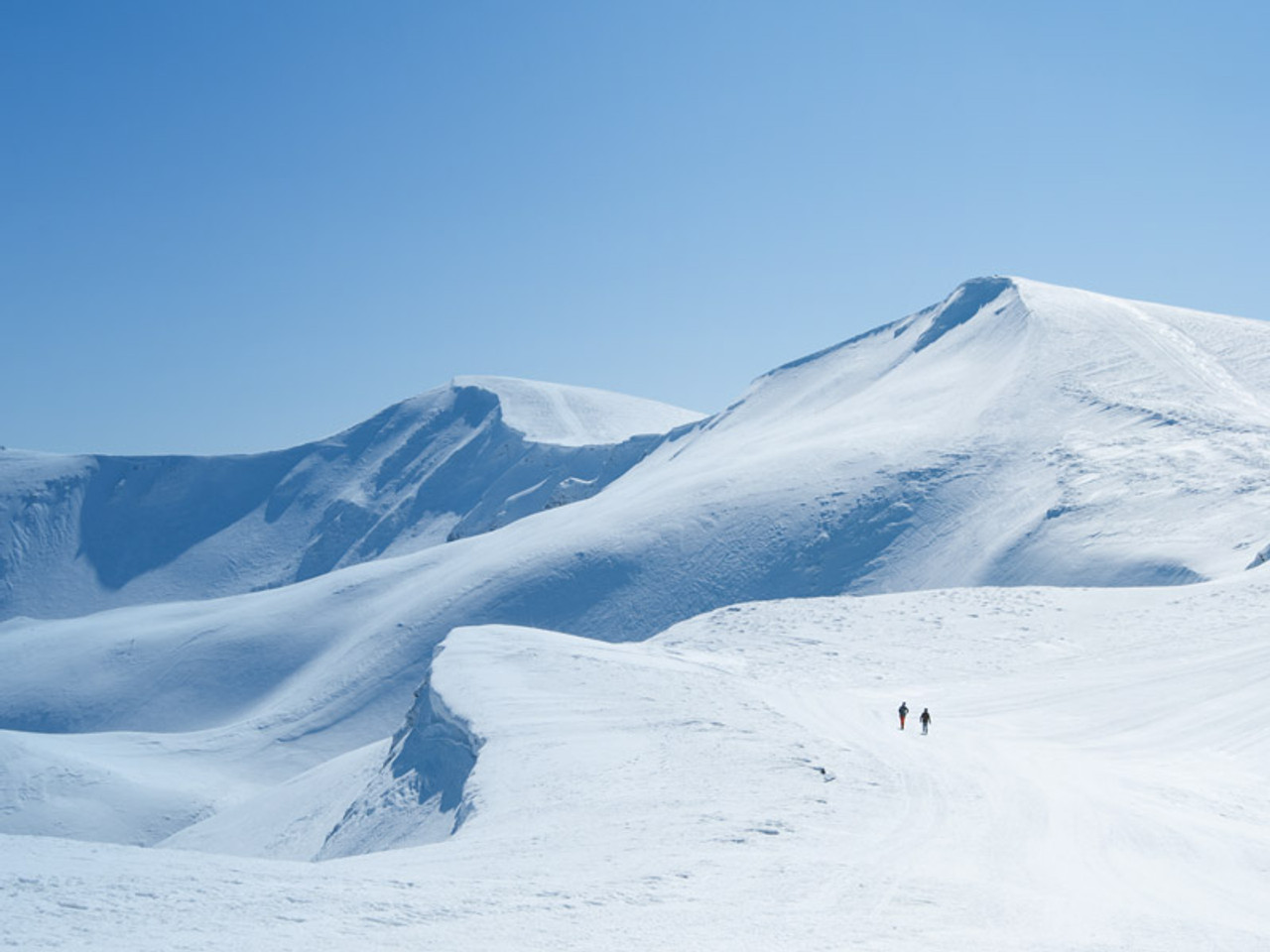 Elevated ski bags for laying fresh tracks