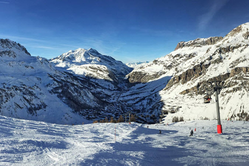 A Guide to the Best Après-Ski Spots in the French Alps