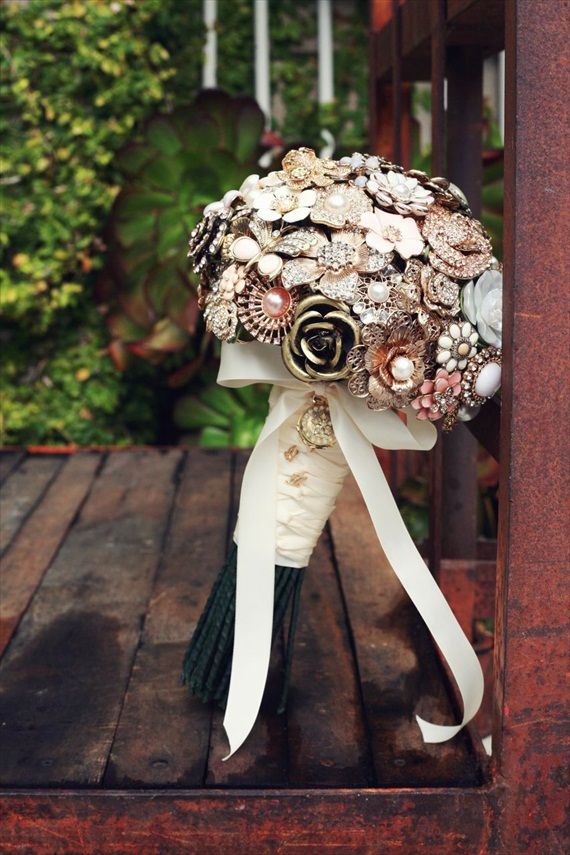 Brooches: Perfect Embellishment for Wedding Cakes, Wedding Favors & Picture Perfect Details