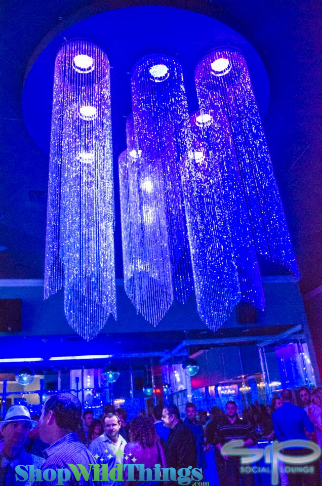 Social Lounge - Diamond Crystal Columns