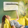 Jonge vrouw die geniet van de koelte van een Monoblock Airco - 10000BTU van Heatingworld