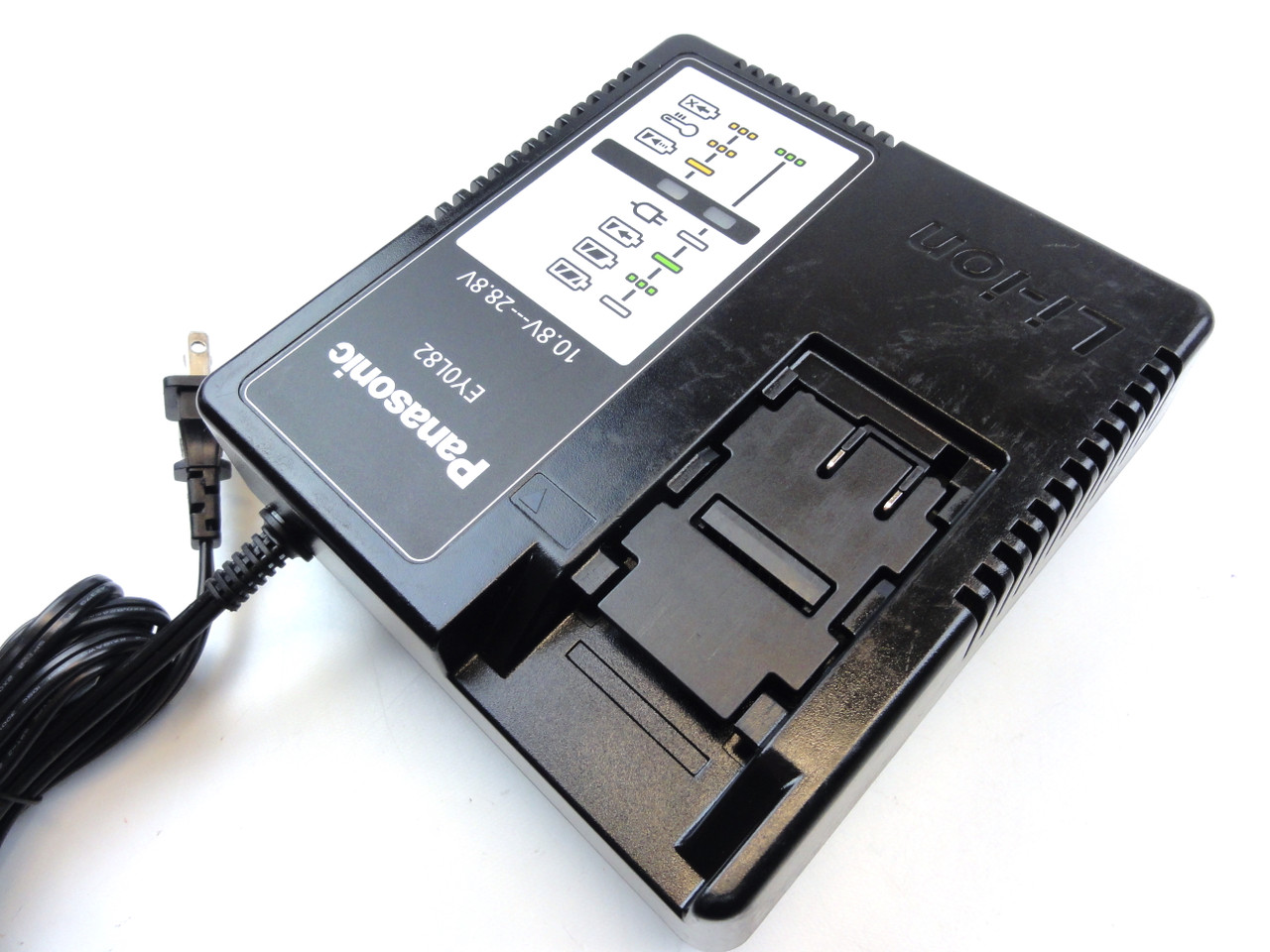 Panasonic Ladegerät EY0L11 und 3 Panasonic 2.4 V / 2.8 Ah Ak