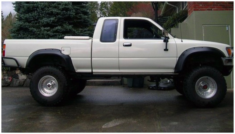 Bushwacker 89-95 Toyota Cutout Style Flares 2pc - Black - 31020-11