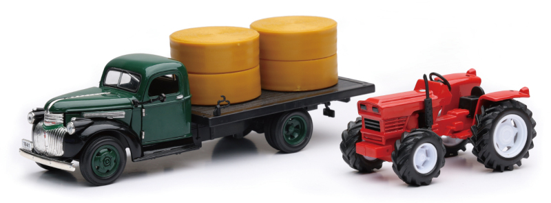 New Ray Toys 1941 Chevrolet Flatbed with Farm Tractor/ Scale - 1:32 - SS-54296A