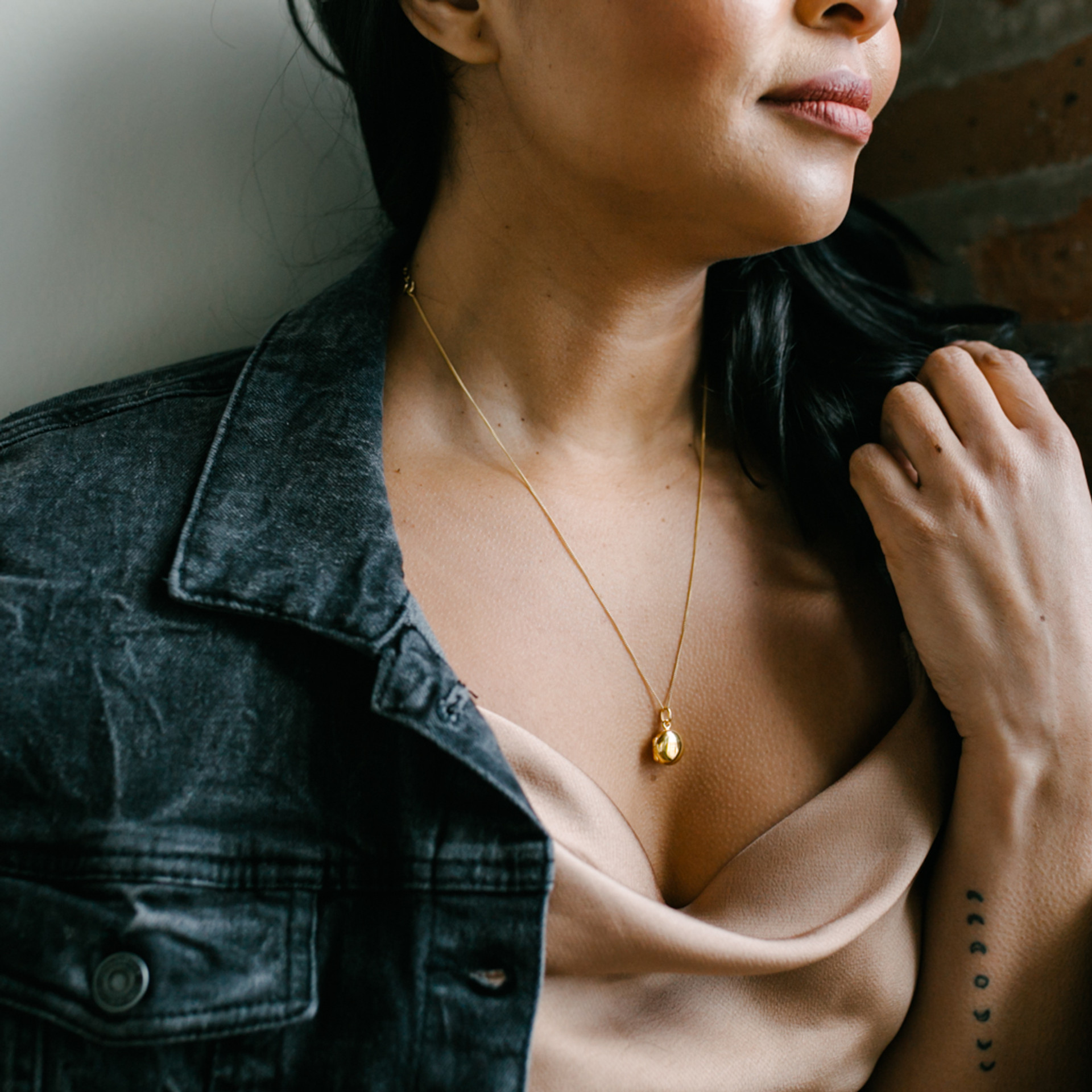 Gold locket with photo inside Clearance