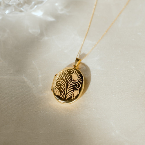 14k Gold Locket Pendant that holds picture, image, photograph