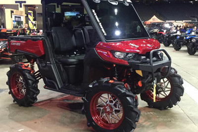 2017 Can-Am Defender, Red / Black 2017 Can-Am Defender, Red / Black
