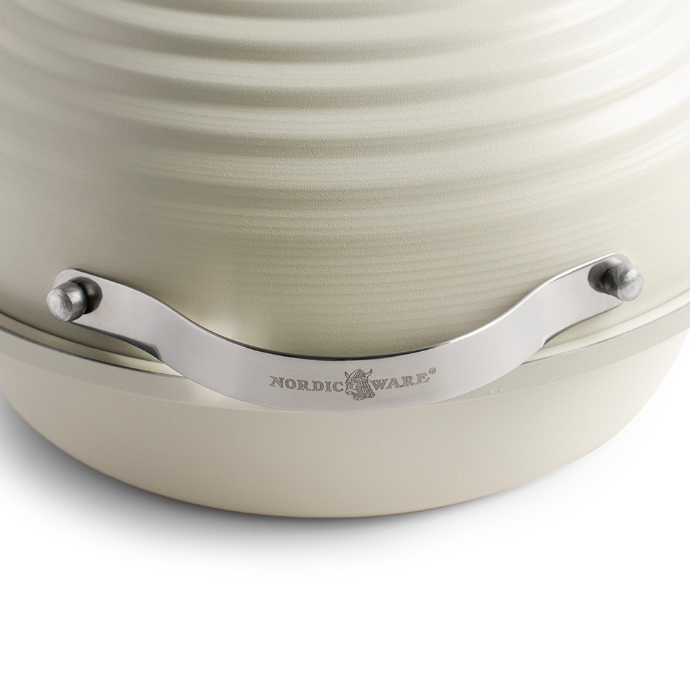 Zoomed in image of handle on proofing lid with Nordic Ware logo