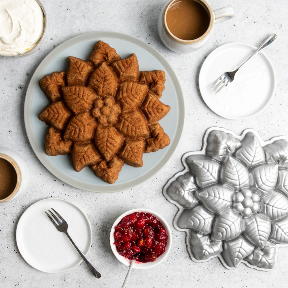 Poinsettia Pull-Apart Pan - Nordic Ware
