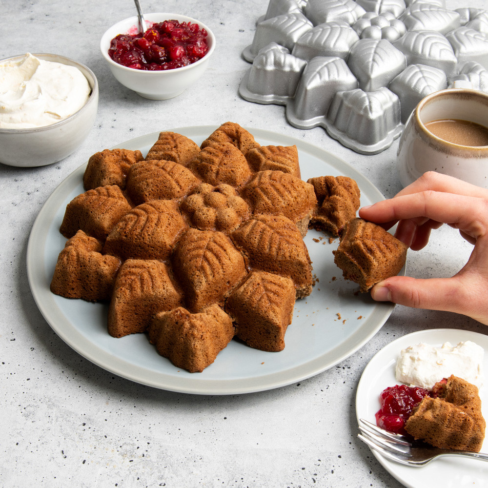 Poinsettia Pull-Apart Pan - Nordic Ware