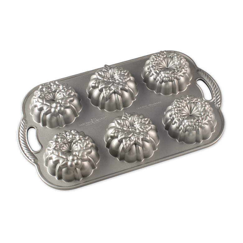 Nordic Ware aluminum Wreathlettes baking pan with 6 wreath-shaped cavities, natural silver finish