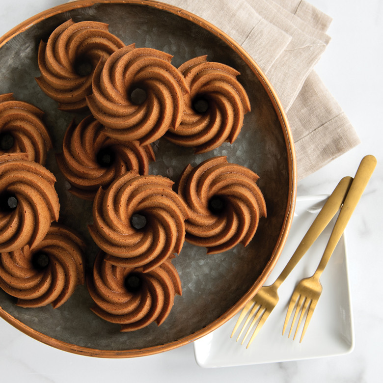 Nordic Ware Heritage Bundt Cake Pan - Thumbnail 5