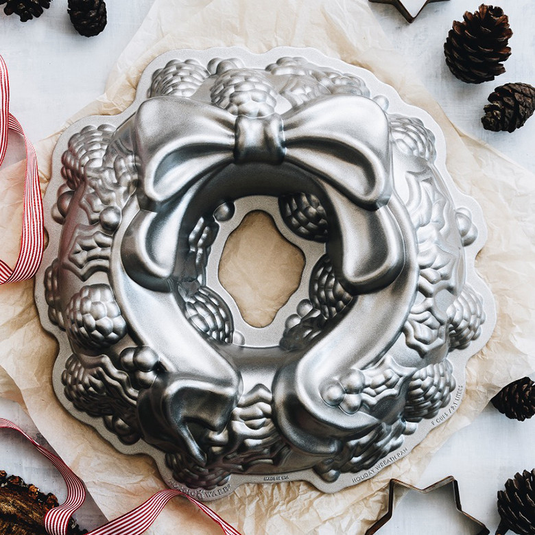 Holiday Wreath Pan | Holiday Bakeware | Christmas Baking Pans