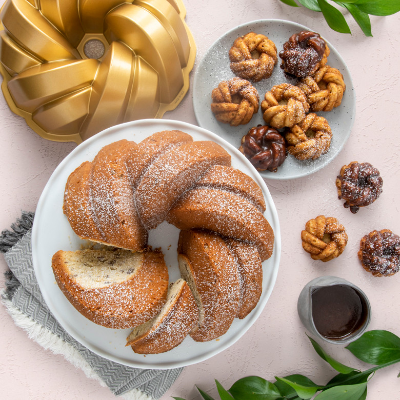 ノルディックウェア　CROWN BUNDT PAN 75th Amazon.com: Nordic Ware Crown Bundt Pan: Home & Kitchen
