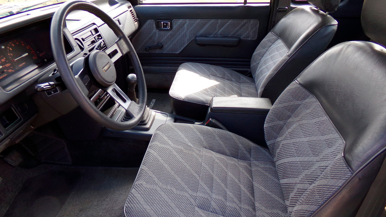 M1801 1986-1993 Mazda Xcab Pickup Front Bucket Seats with