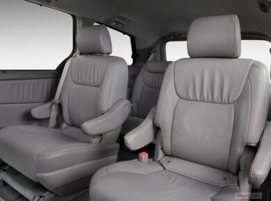 T999 2009-2010 Toyota Sienna LE 7 Passenger Van Middle Captain