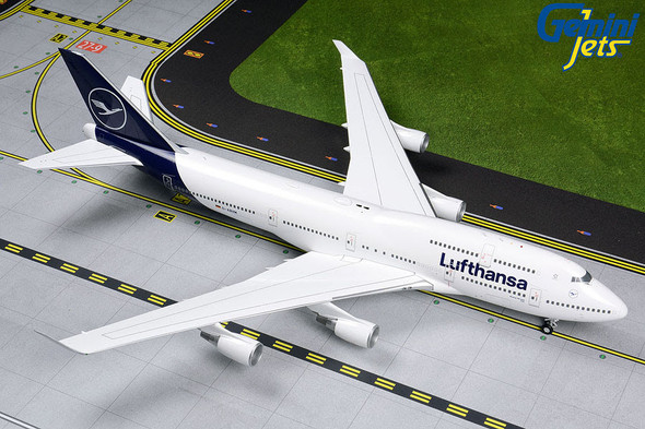 G2DLH792 | Gemini200 1:200 | Boeing 747-400 Lufthansa D-ABVM,'New Livery' (with stand)