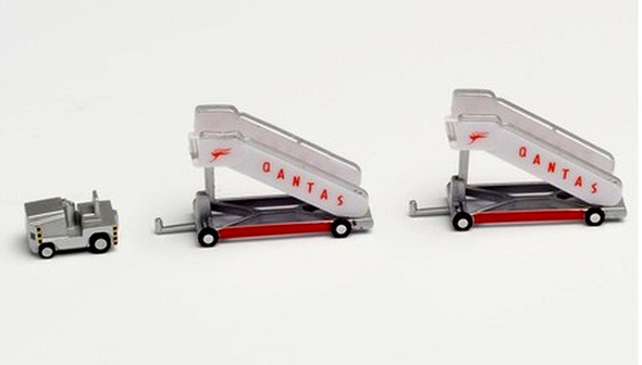 571005 | Herpa Wings 1:200 1:200 | Airport Accessories - Qantas historic passenger stairs and tow tractor