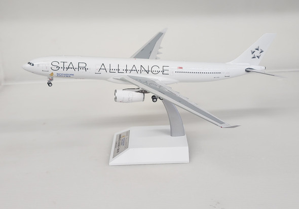 WB-A330-3-012 | Blue Box 1:200 | Airbus A330-300 Singapore Star Alliance 9V-STU (with stand)