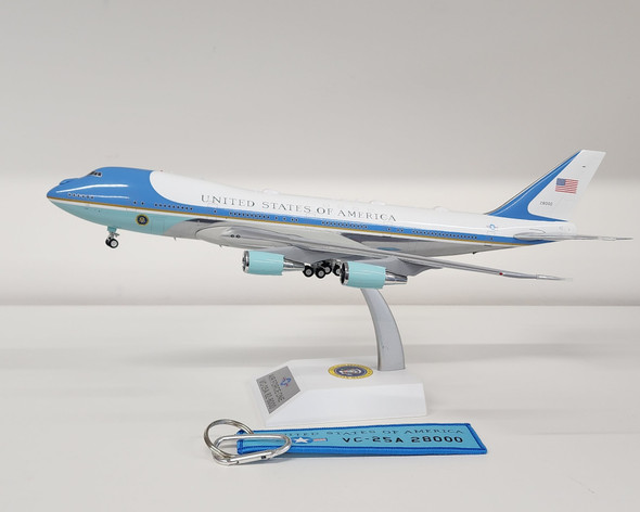 IFVC25A0222P | InFlight200 1:200 | Boeing 747-200 VC-25A USAF Air Force One 28000 polished with stand and a keyring