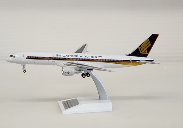 WB-757-2-002 | InFlight200 1:200 | Boeing 757-200 Singapore Airlines 9V-SGN (with stand)