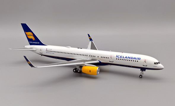 IF752FI123 | InFlight200 1:200 | Boeing 757-200 Icelandair TF-FIP (with stand) | is due: December 2023