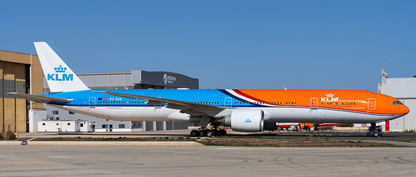 AV4212 | Aviation 400 1:400 | Boeing 777-306ER Royal Dutch Airlines PH-BVA KLM detachable gear | is due: December 2023